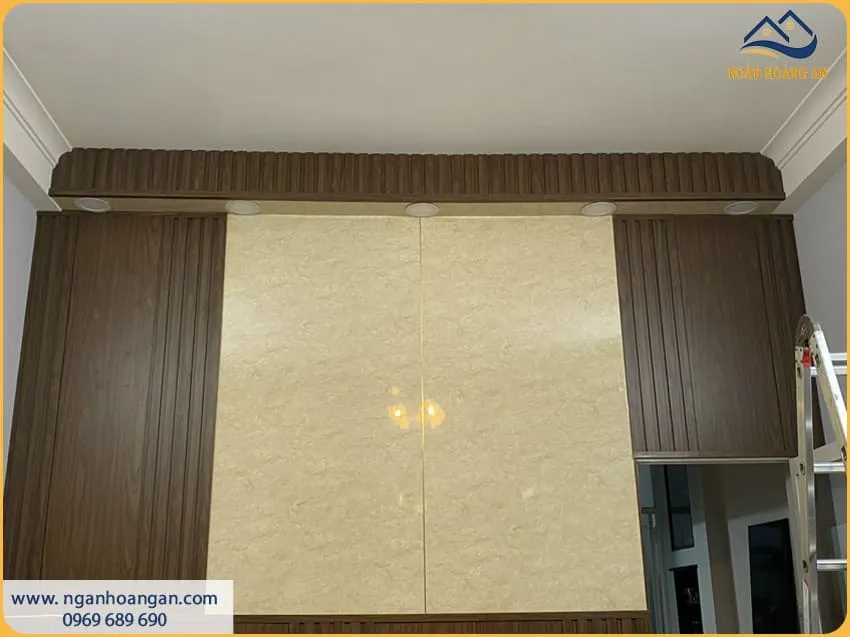 Trang Trí Vách Tivi Bằng Lam Sóng Và PVC Giả Đá