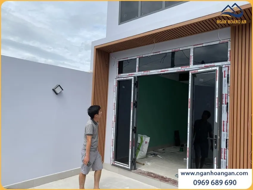Ứng Dụng Lam Sóng Kosmos Light Wood Ngoài Trời Cho Mặt Tiền