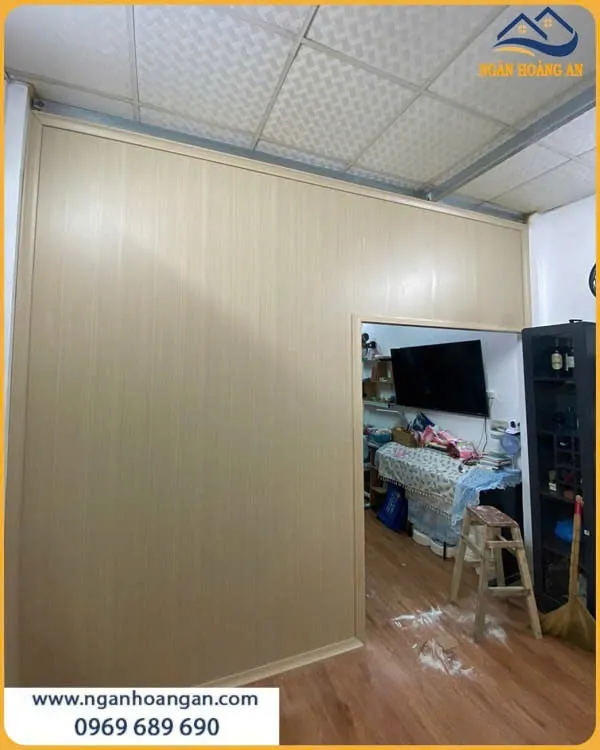 Vách Ngăn Nhựa Giả Gỗ Phân Chia Không Gian Thông Minh