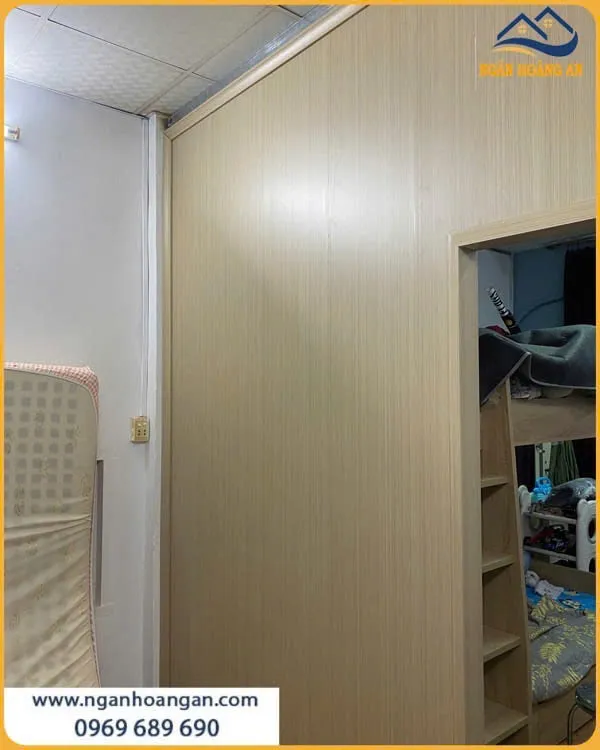 Vách Ngăn Phòng Hai Mặt Nhựa Giả Gỗ Dễ Vệ Sinh Bền Đẹp